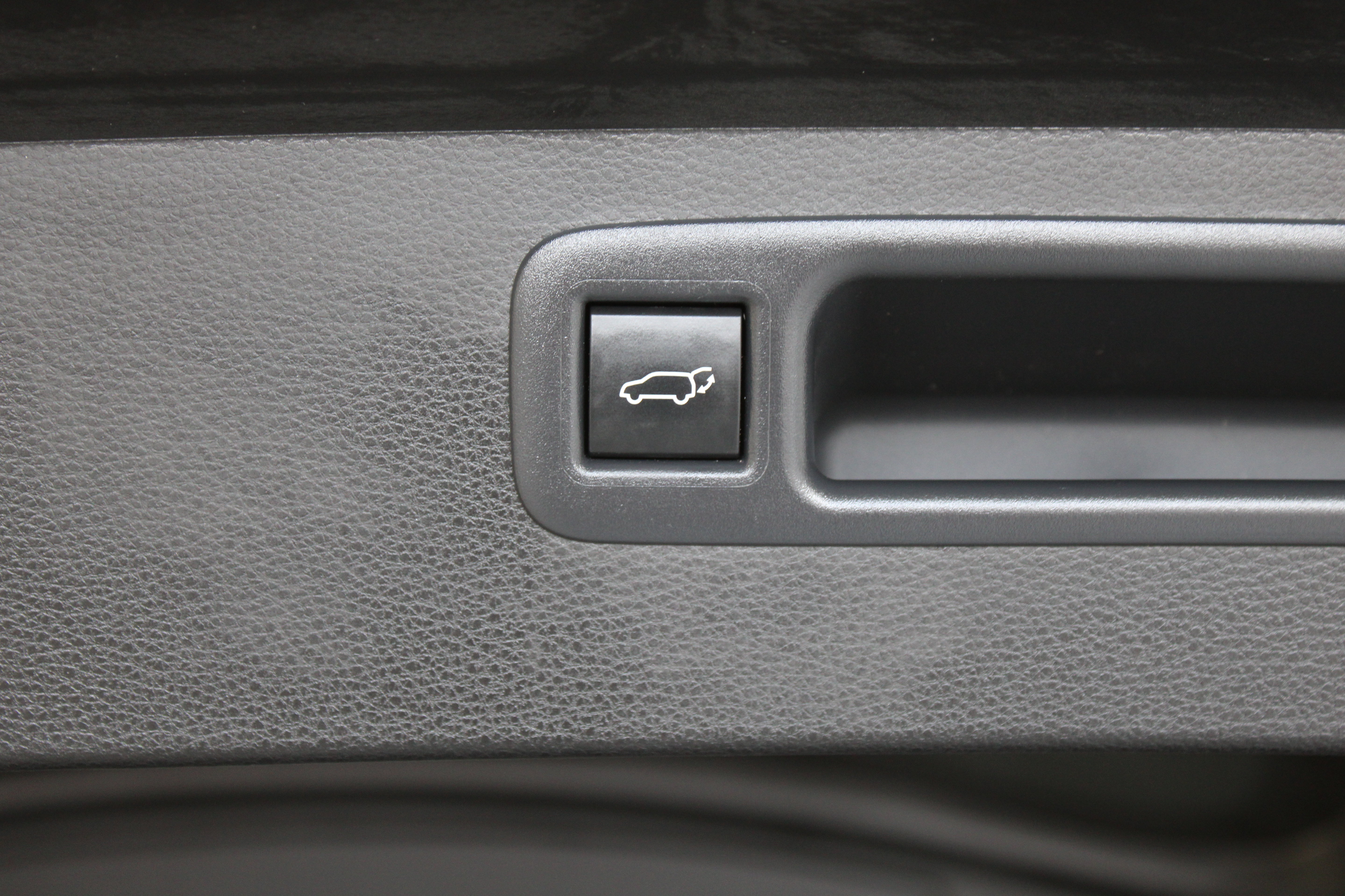 Used 2023 Toyota Highlander LE FWD image 33