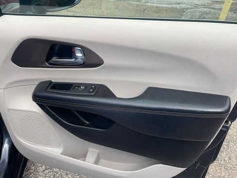 Used 2019 Chrysler Pacifica Touring Plus w/ Cold Weather Group FWD image 21
