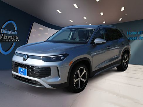 Certified 2025 Volkswagen Tiguan SE FWD image 8