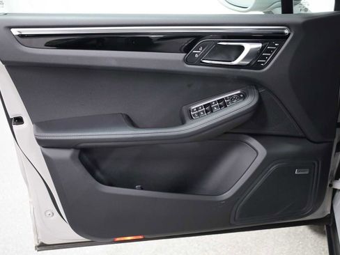 Certified 2025 Porsche Macan image 16