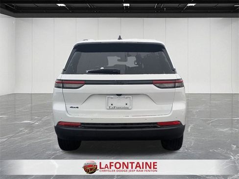 New 2025 Jeep Grand Cherokee Altitude image 4