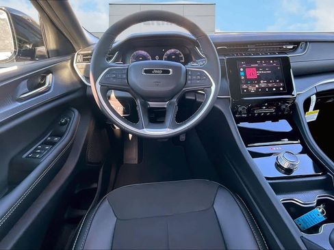 New 2025 Jeep Grand Cherokee Altitude image 15