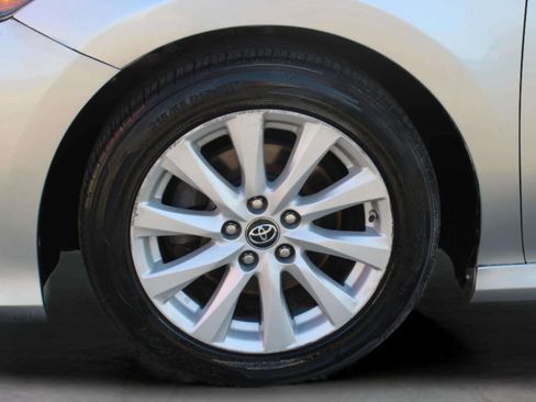 Used 2018 Toyota Camry LE image 29