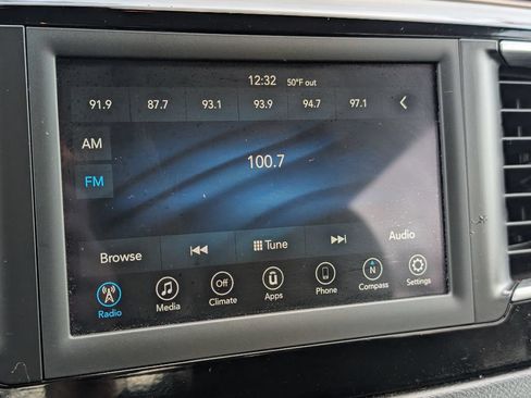 Used 2018 Chrysler Pacifica L FWD image 19