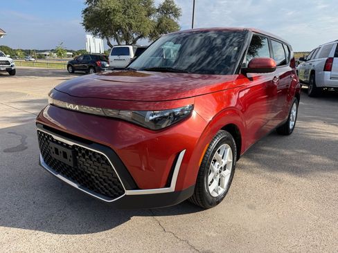 Used 2023 Kia Soul LX w/ LX Technology Package FWD image 3