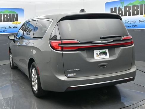Used 2025 Chrysler Pacifica Select image 4