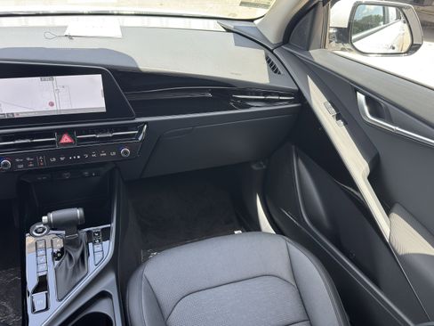 New 2025 Kia Niro SX image 16