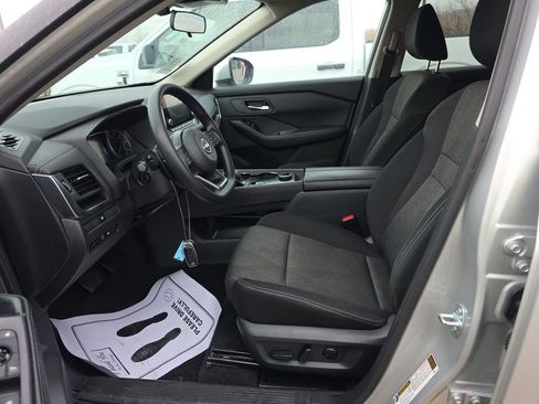 Used 2024 Nissan Rogue SV image 3