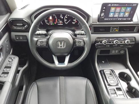 Used 2025 Honda Pilot Touring image 12