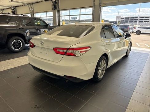 Used 2020 Toyota Camry LE image 3