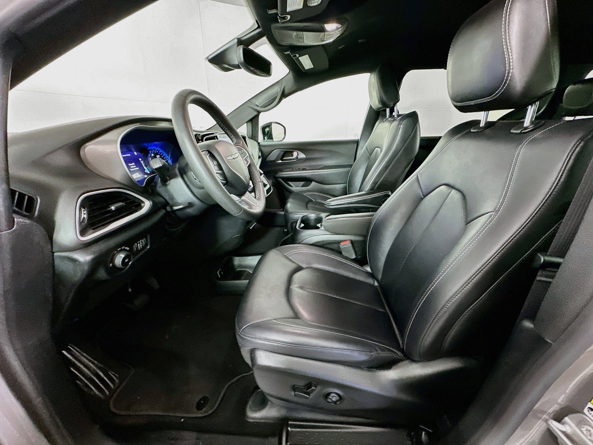 Used 2025 Chrysler Pacifica Select FWD image 13