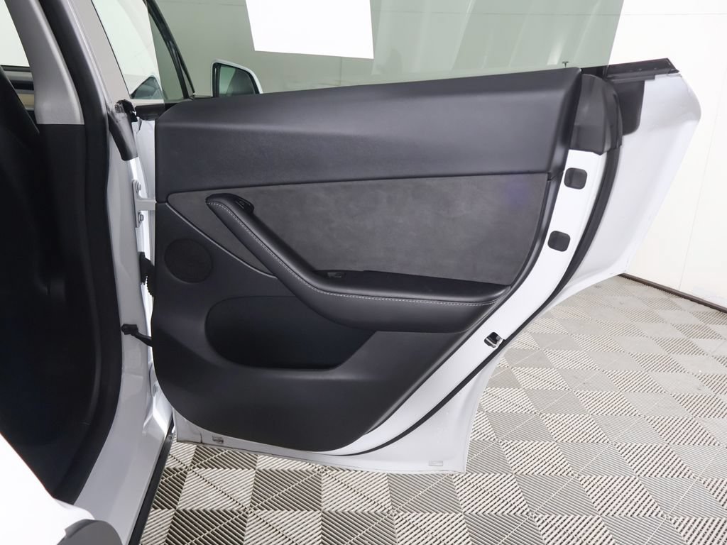 Used 2022 Tesla Model Y Long Range AWD/4WD image 27