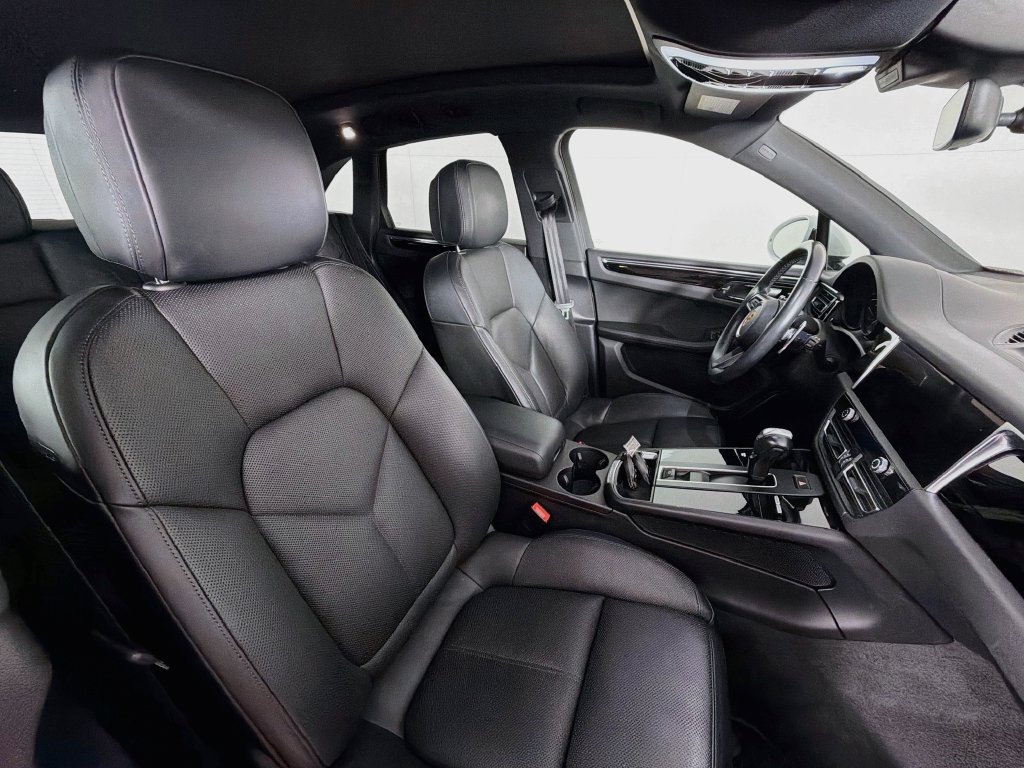 Certified 2023 Porsche Macan AWD/4WD image 30