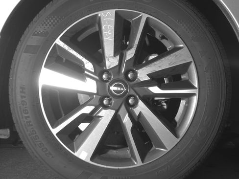 Used 2025 Nissan Versa SV image 13