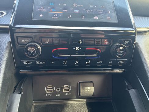 Used 2023 Jeep Grand Cherokee L Altitude AWD/4WD image 24