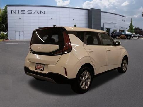 Used 2024 Kia Soul LX w/ Option Group 015 FWD image 3