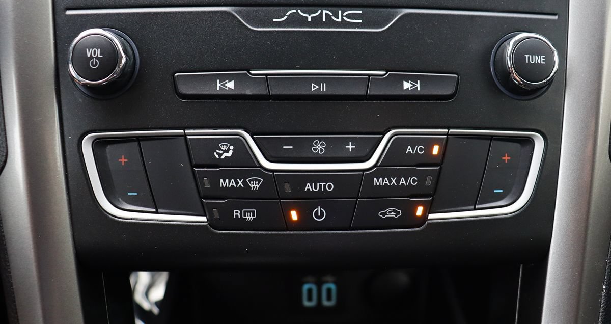 Used 2019 Ford Fusion SE FWD image 45