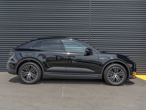 Used 2025 Porsche Macan Electric RWD image 8