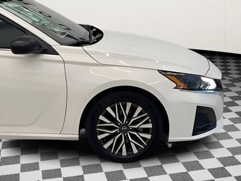 Used 2025 Nissan Altima 2.5 SV FWD image 10