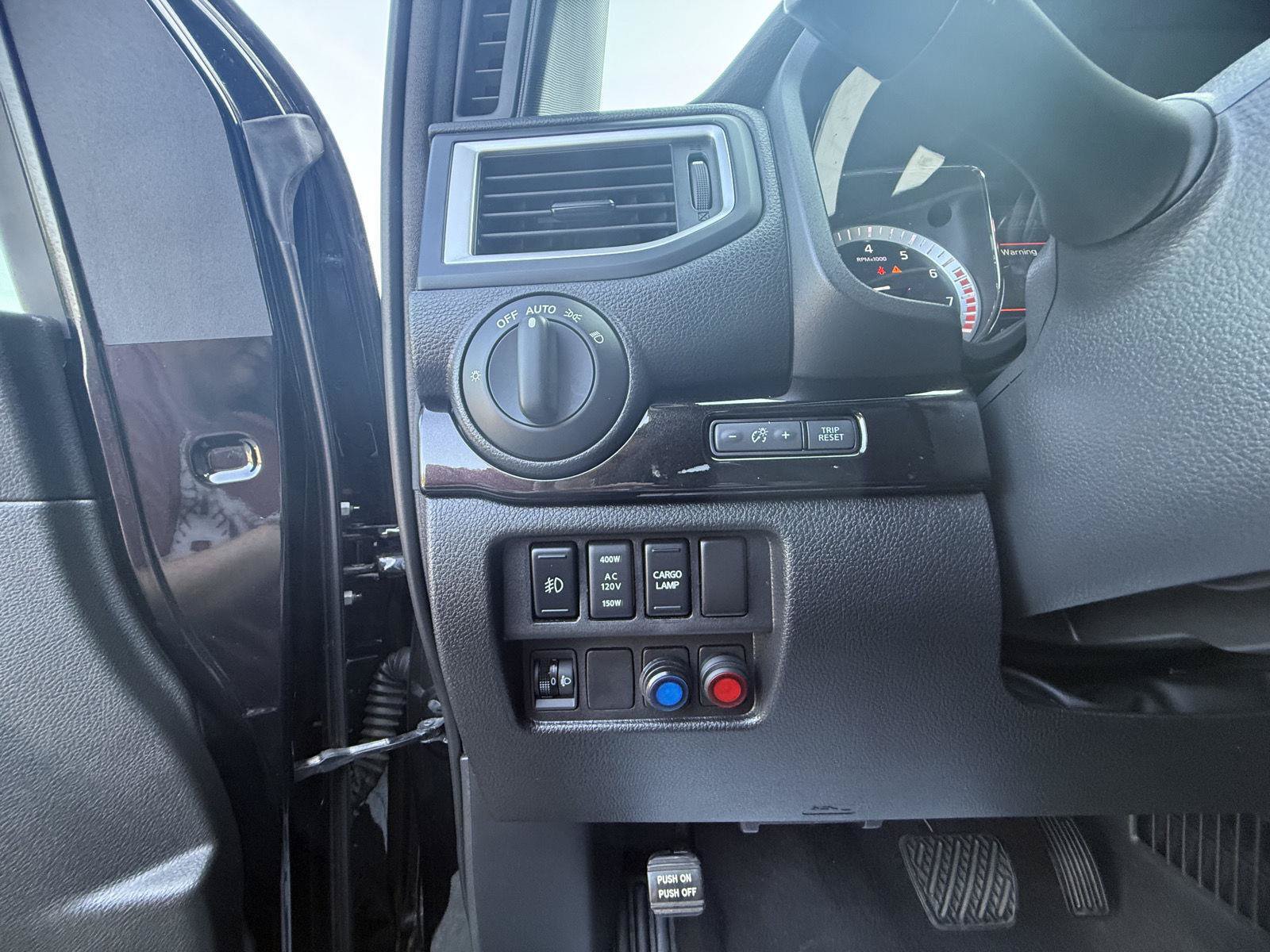 Used 2019 Nissan Titan SV w/ SV Convenience Package AWD/4WD image 18