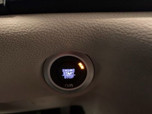 Used 2018 Chrysler Pacifica Limited image 18