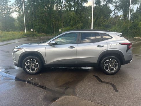 Used 2025 Chevrolet Trax LT w/ LT Convenience Package FWD image 2