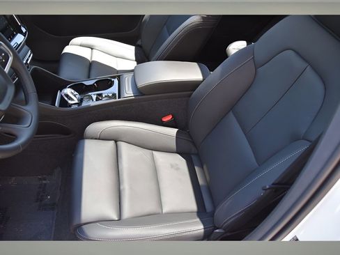 Certified 2025 Volvo XC40 B5 Plus w/ Protection Package Premier image 9