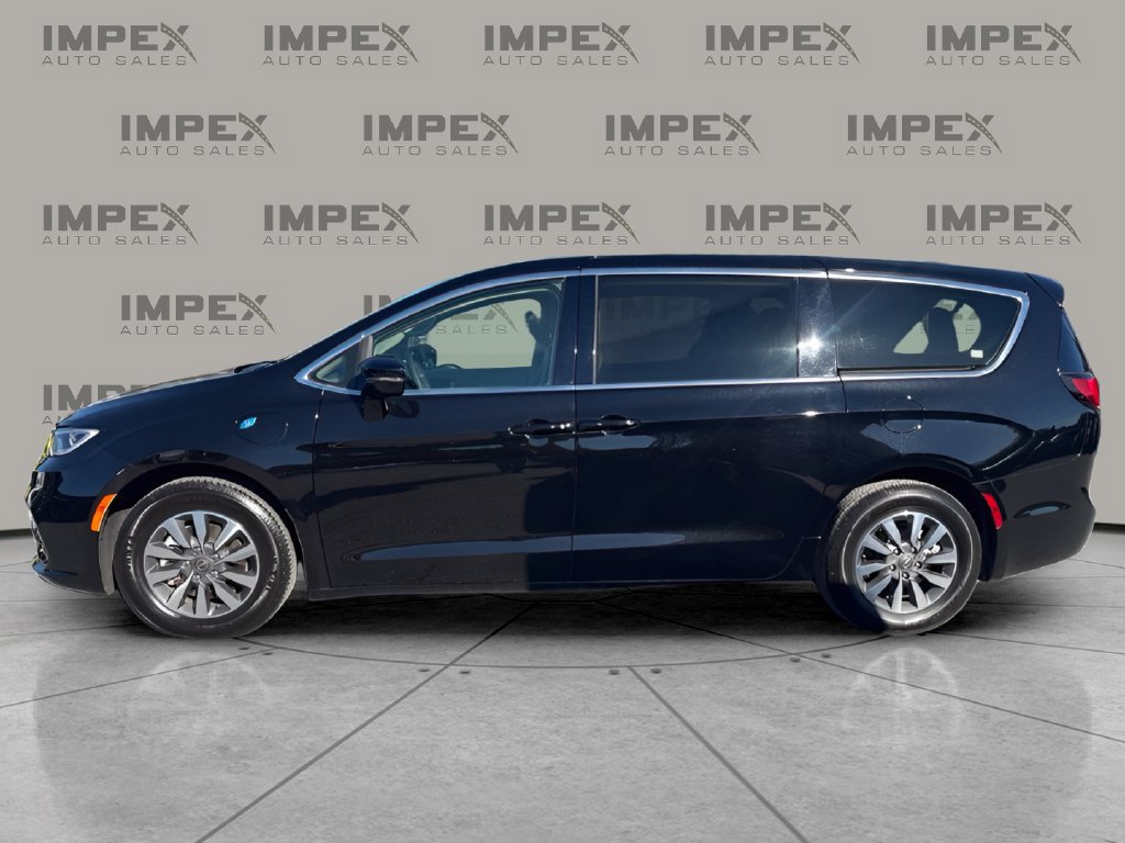 Used 2024 Chrysler Pacifica Limited FWD image 2