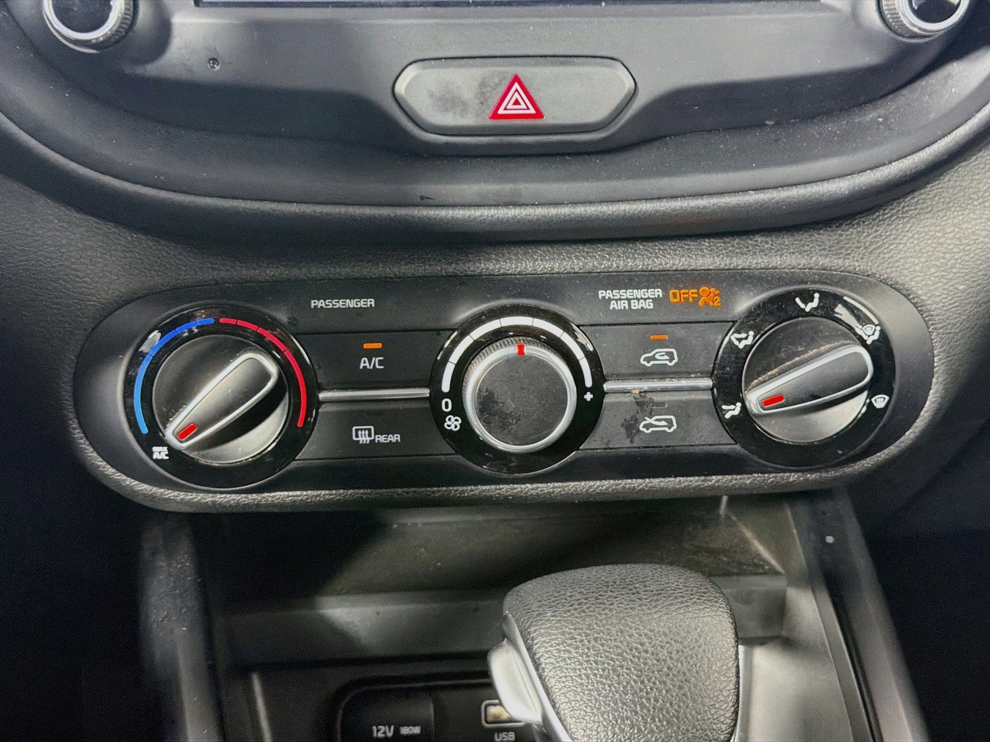 Used 2025 Kia Soul LX w/ LX Technology Package FWD image 24