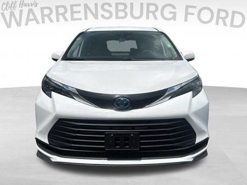 Used 2025 Toyota Sienna LE AWD/4WD image 2