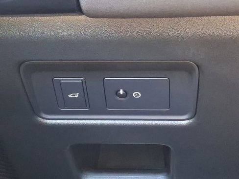 Used 2018 Land Rover Discovery SE image 25