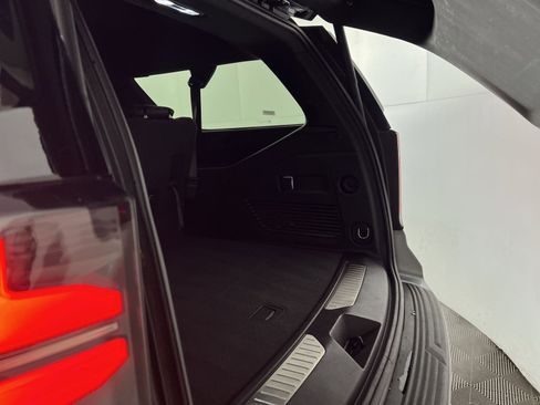 Used 2025 Chevrolet Suburban Z71 image 27