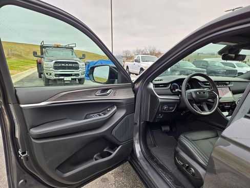 New 2025 Jeep Grand Cherokee Limited image 11