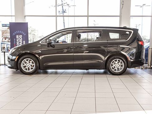 Used 2022 Chrysler Voyager LX image 7