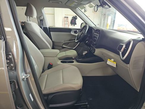 Certified 2025 Kia Soul LX w/ LX Technology Package FWD image 8