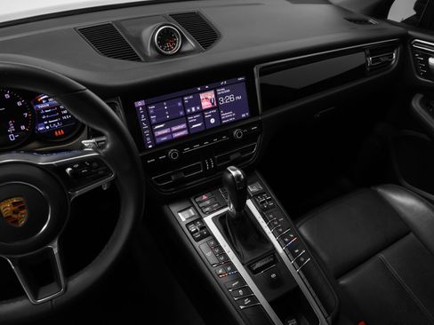 Certified 2021 Porsche Macan AWD/4WD image 30