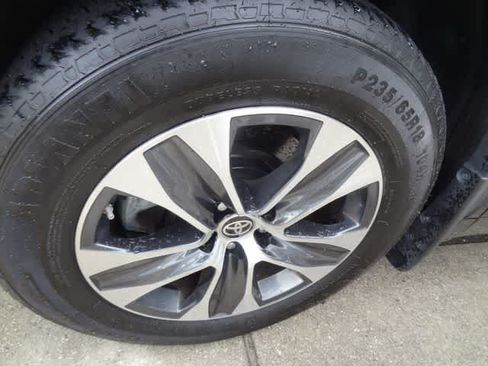 Used 2023 Toyota Highlander XLE FWD image 13