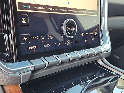 Used 2025 GMC Yukon XL Denali AWD/4WD image 17
