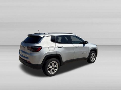 Used 2025 Jeep Compass Latitude AWD/4WD image 4