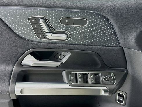 Used 2025 Mercedes-Benz GLB 250 4MATIC image 16