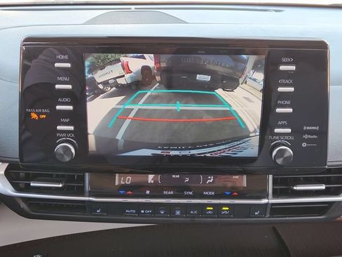 Used 2021 Toyota Sienna XLE FWD image 17