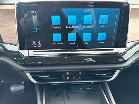 Used 2025 Volkswagen Atlas SE FWD image 31