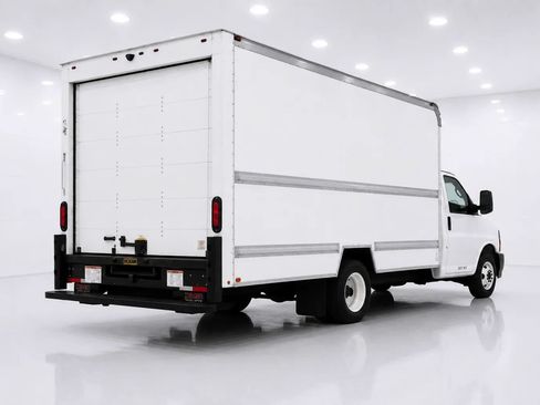 Used 2021 GMC Savana 3500 Extended w/ Power Convenience Package RWD image 5