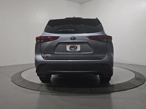 Used 2023 Toyota Highlander XLE AWD/4WD image 4