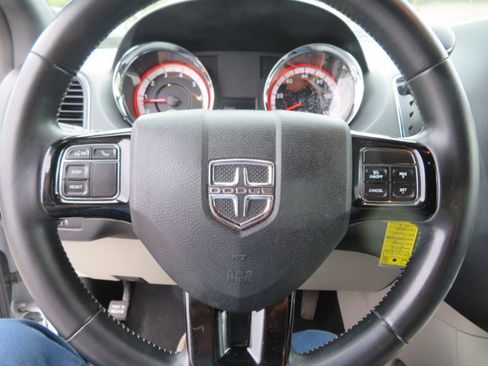 Used 2018 Dodge Grand Caravan SXT image 24