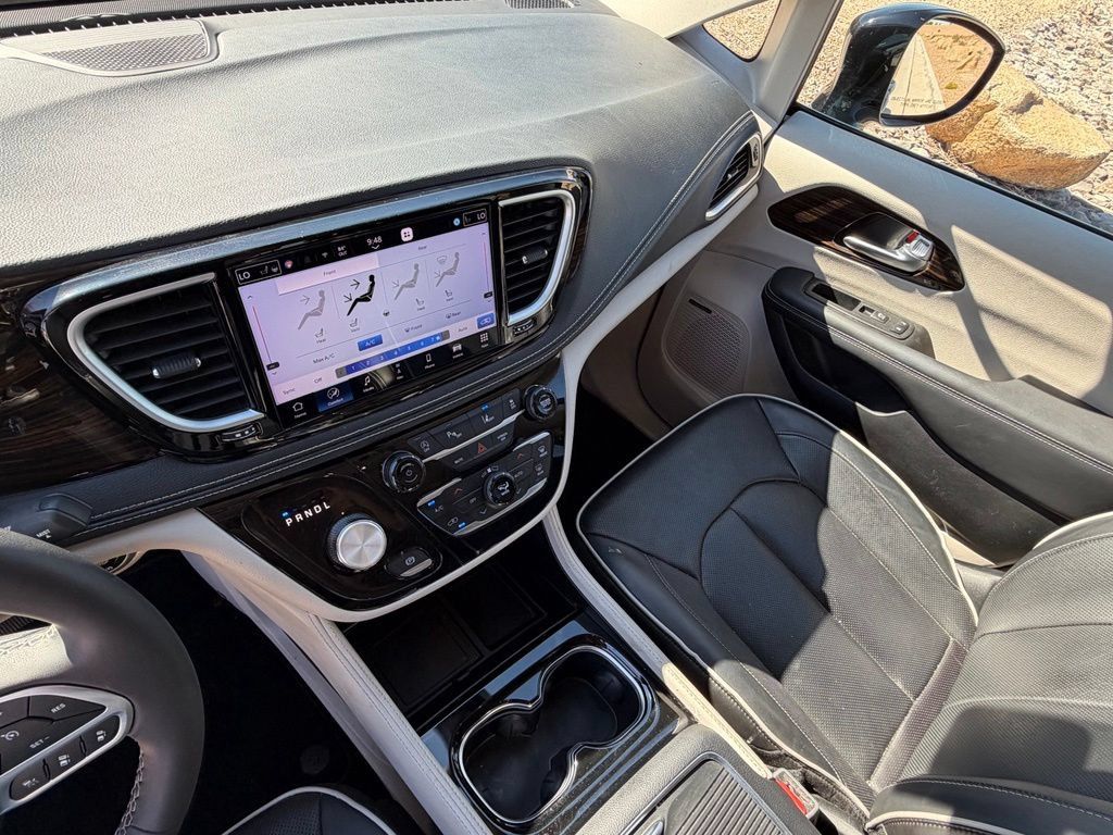 Used 2024 Chrysler Pacifica Limited w/ Uconnect Theater Family Group FWD image 29