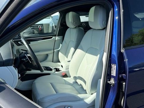 Used 2025 Porsche Macan AWD/4WD image 22