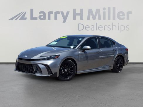 Certified 2025 Toyota Camry SE FWD image 1