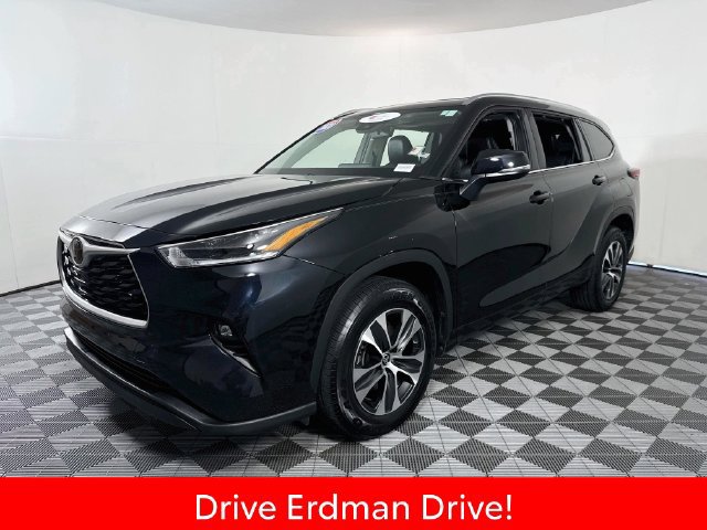 Used 2021 Toyota Highlander XLE FWD image 3