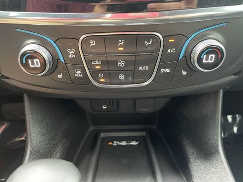 Used 2023 Chevrolet Traverse LT FWD image 18